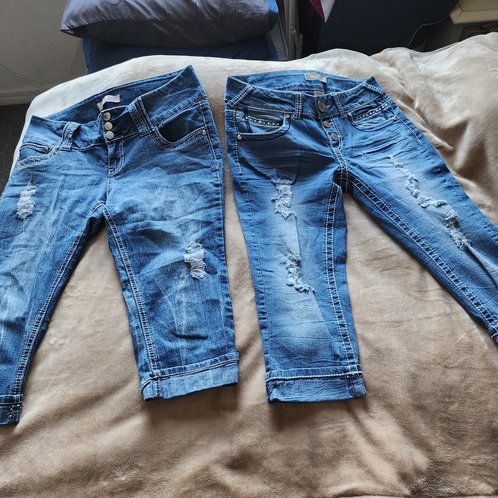 No Boundaries Blue Ankle Cropped Jeans Distressed